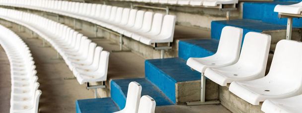 Λευκές θέσεις σταδίου με σκάλες. Ποδόσφαιρο, ποδόσφαιρο ή μπέιζμπολ St - Φωτογραφία, εικόνα