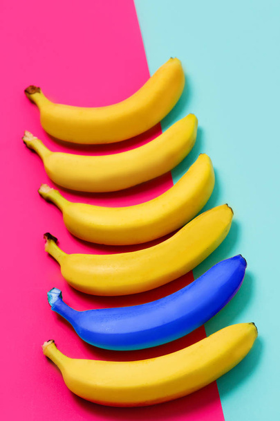 Beautiful row of yellow ripe bananas on colorful background - Fotoğraf, Görsel