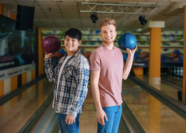 Ritratto di amici nel bowling club
 - Foto, immagini