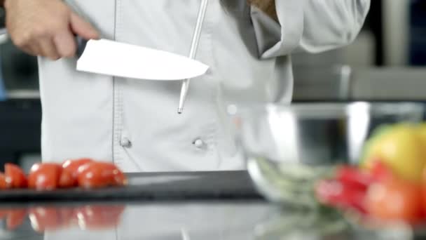 Mannelijke chef-kok slijpen mes in slow motion. Close-up chef-koks bereiden zich voor op koken. - Video