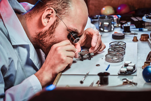 Expirienced clockmaster onun tamir atölyesinde bir müşteri için eski saat sabitleme - Fotoğraf, Görsel