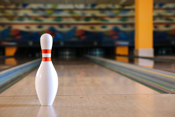 Kolík na podlaze v bowling Clubu - Fotografie, Obrázek