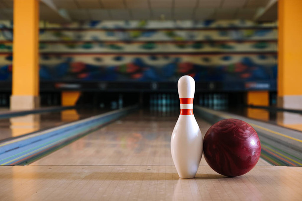 Pin e palla sul pavimento nel bowling club
 - Foto, immagini