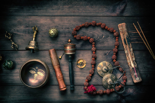 Měděná pěvecka, modlitební korálky, modlitební buben a další tibetský - Fotografie, Obrázek