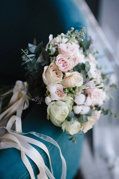 beautiful wedding bouquet of white flowers lies - Foto, afbeelding