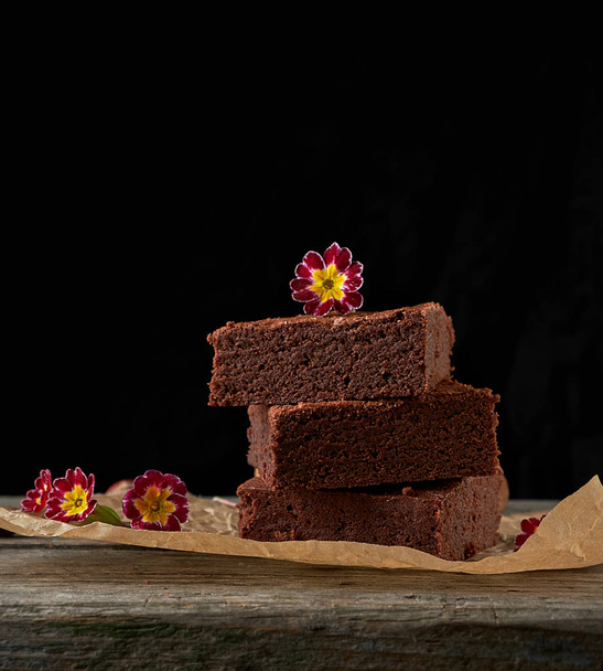 hromádka pečených čtvercových kousků čokoládového koláče  - Fotografie, Obrázek