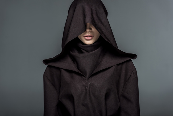 pohled na ženu v kostýmech smrti gestikulovat izolovaný na šedé - Fotografie, Obrázek