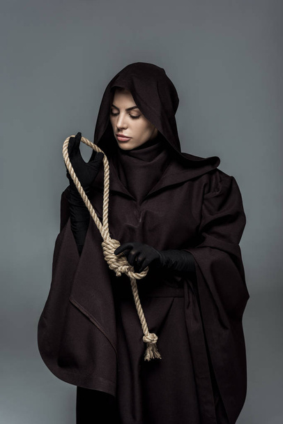 Nainen kuoleman puku tilalla roikkuu hirttosilmukka eristetty harmaa
 - Valokuva, kuva
