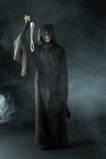 täyspitkä näkymä nainen kuoleman puku tilalla roikkuu hirttosilmukka savussa musta
 - Valokuva, kuva