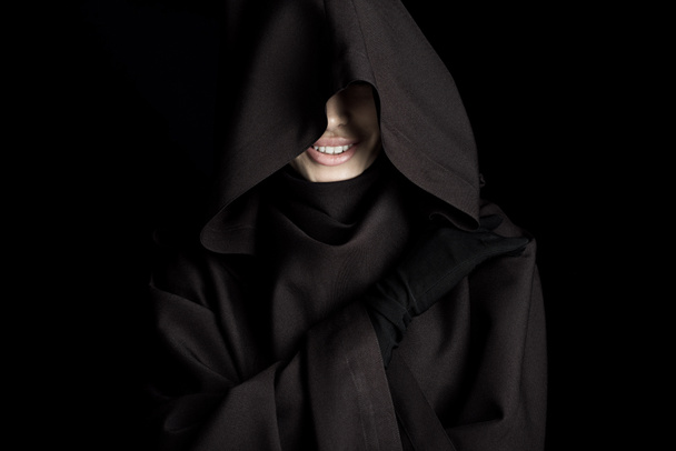 усміхнена жінка в костюмі смерті ізольована на чорному
 - Фото, зображення