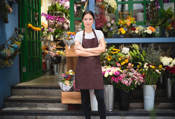 Портрет усміхненого власника, що стоїть у квітковому магазині. Молодий вхід
 - Фото, зображення