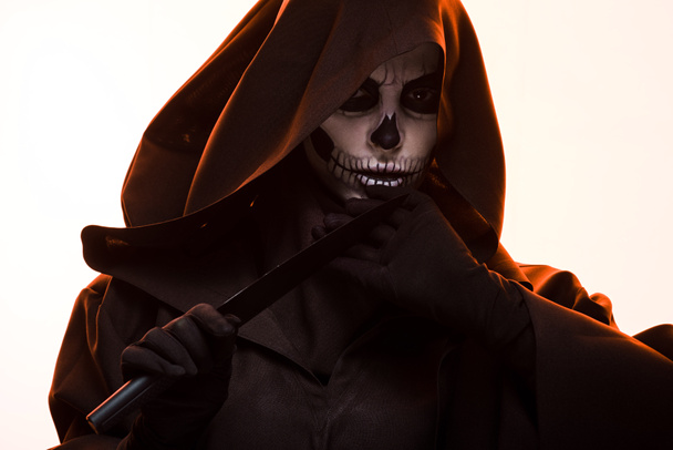 mujer seria en traje de muerte sosteniendo cuchillo en blanco
 - Foto, Imagen