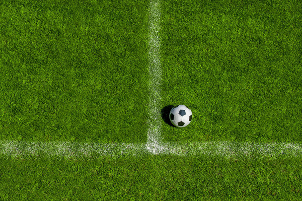 fotbalový míč classic v černé a bílé na pokutu na místě zelený umělý trávník - Fotografie, Obrázek