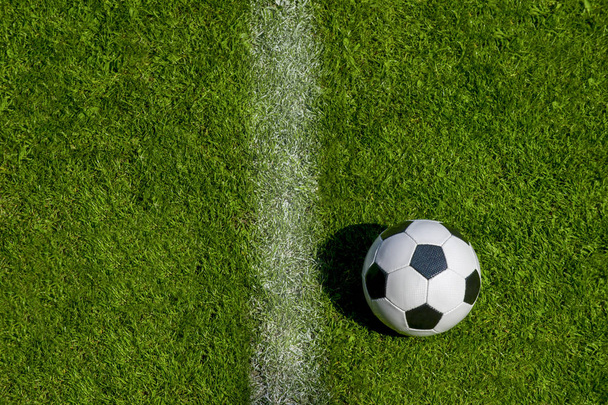 Top kilátás futball labda és a futball vonal zöld fű háttér - Fotó, kép