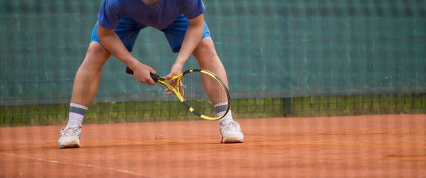 Jogador de tênis masculino em ação na quadra
 - Foto, Imagem