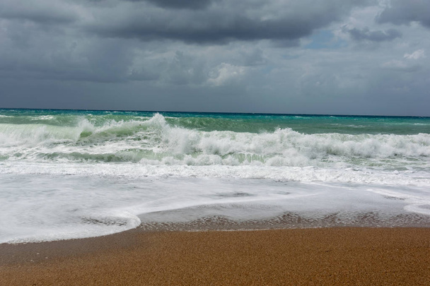 Onde Sulla spiaggia di sabbia del Mar Egeo a Rodi
. - Foto, immagini