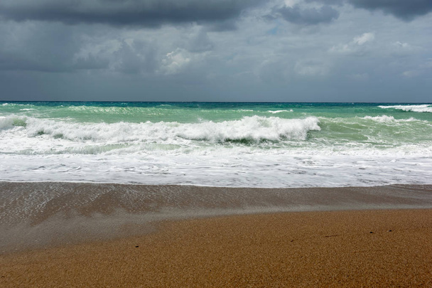 Onde Sulla spiaggia di sabbia del Mar Egeo a Rodi
. - Foto, immagini