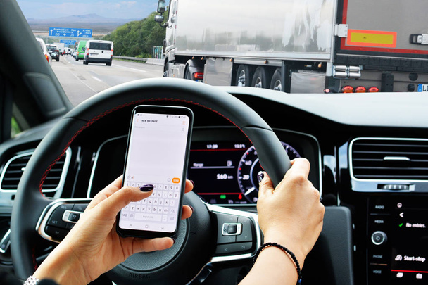 Smartphone používaný neuvážlivou ženou při jízdě autem po dálnici - Fotografie, Obrázek
