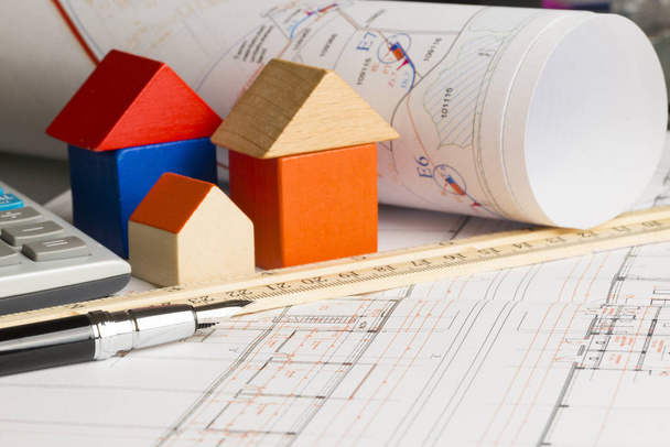 Nový domovní plán nebo projekt s pravítkem, perem a miniaturním domem z dřevěných bloků  - Fotografie, Obrázek