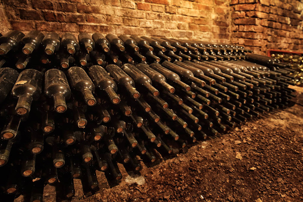 Stapeln von Weinflaschen im Keller - Foto, Bild
