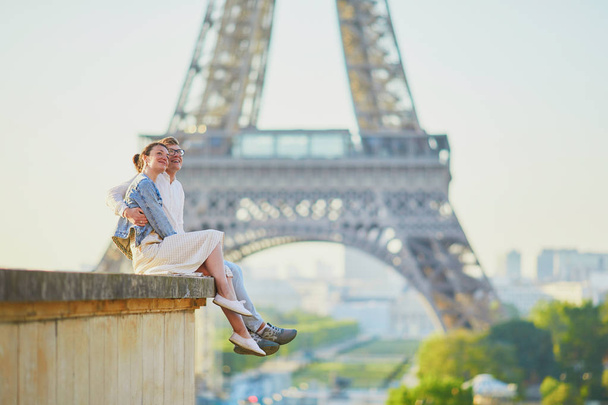 Happy romantic couple in Paris, near the Eiffel tower - Valokuva, kuva