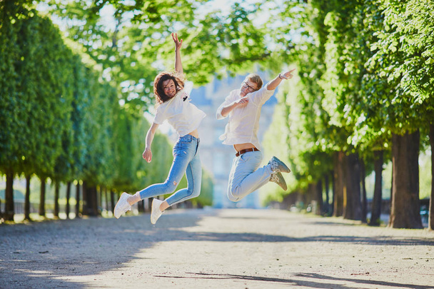 Happy romantic couple in Paris, jumping in Tuileries garden - Foto, immagini