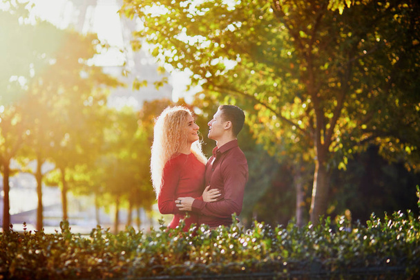 Romantic couple in love near the Eiffel tower - Zdjęcie, obraz