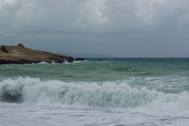 Hullámok egy öbölben az Égei-tenger Rodosz. - Fotó, kép