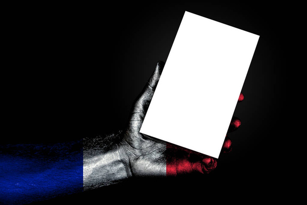 mano con bandera pintada Francia sosteniendo una gran hoja blanca con espacio para una inscripción, se burlan de
 - Foto, Imagen