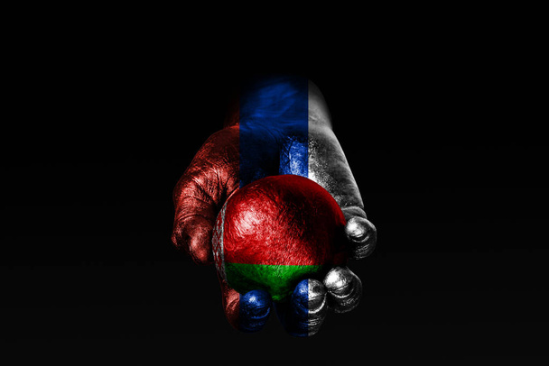 Рука с вытянутым флагом России держит мяч с вытянутым флагом Беларуси, знак влияния, давления или сохранения и защиты
. - Фото, изображение