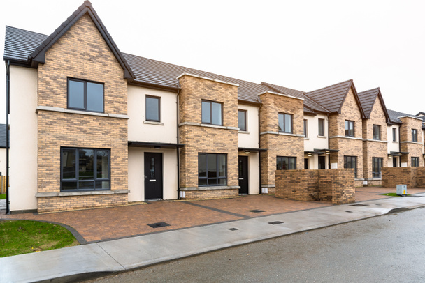 Novas casas para venda em uma propriedade habitacional na Irlanda no dia de inverno molhado
 - Foto, Imagem