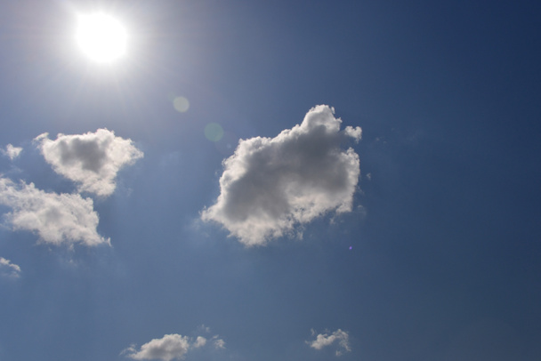 Blauwe hemel en wolk met felle zon - Foto, afbeelding