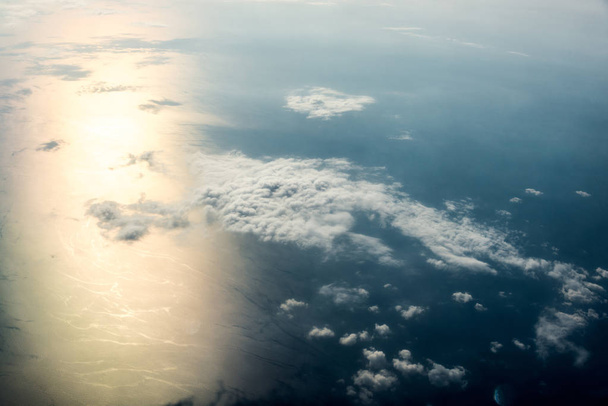 Felülnézet fehér felhők, a víz felett - Fotó, kép