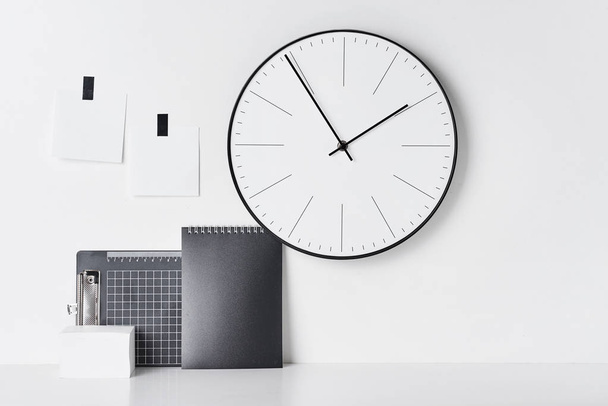 Kancelářské potřeby, lepkavé a kulaté hodiny na bílém - Fotografie, Obrázek