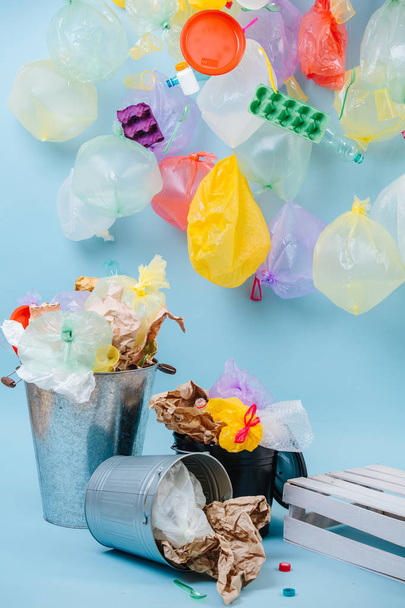 Composition of household waste. Plastic bags and bottles, egg cartons, trash bin - Foto, immagini