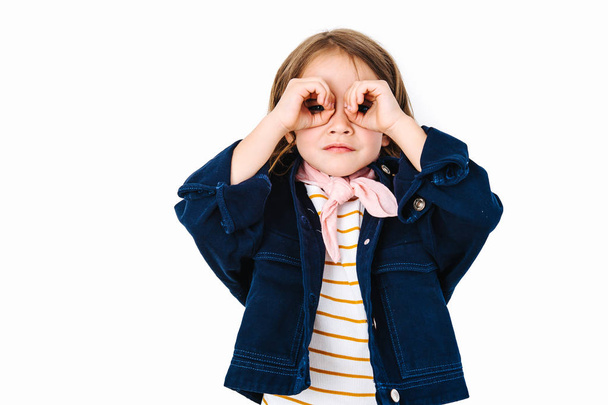 Little girl is looking through imaginary binocular - Фото, зображення