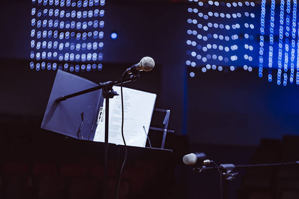 микрофоны в концертном зале
 - Фото, изображение