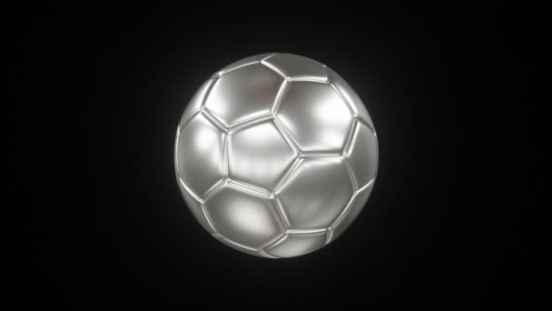 3D απόδοση μιας ασημένιας μπάλας. Περιστροφή ασημένια μπάλα ποδοσφαίρου σε μαύρο απομονωμένο φόντο. Κινούμενη κίνηση βρόχου χωρίς ραφές - Πλάνα, βίντεο