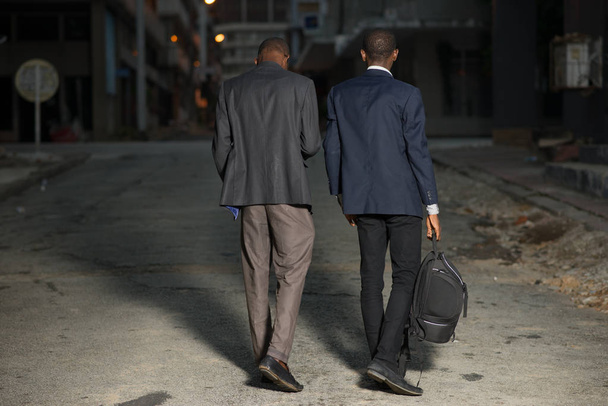 Jóvenes hombres de negocios con traje caminando después del trabajo
 - Foto, imagen