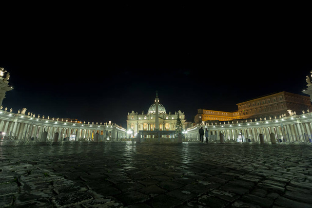 Plaza San Pietro escena nocturna, Ciudad del Vaticano, Roma
 - Foto, imagen