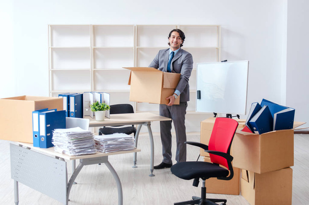 Junger Mann mit Kisten im Büro  - Foto, Bild