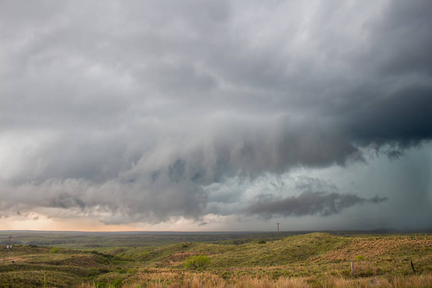 Een muur wolk verzamelt onder de basis van een SuperCell Storm in de Great Plains. - Foto, afbeelding