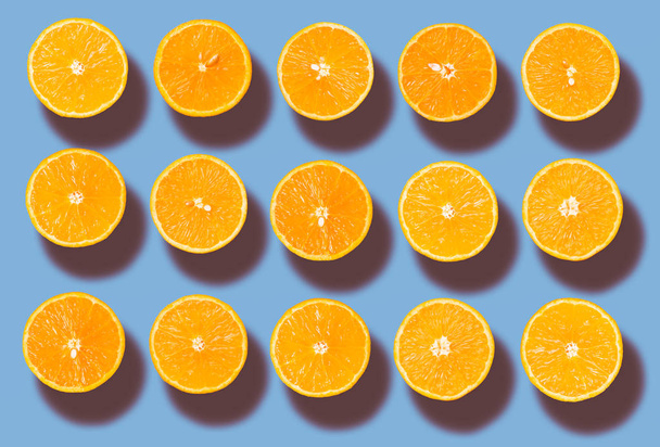 Contexte des oranges biologiques demi-coupées en rangée
 - Photo, image