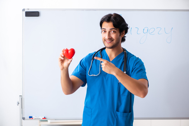 Jeune médecin masculin devant le tableau blanc  - Photo, image