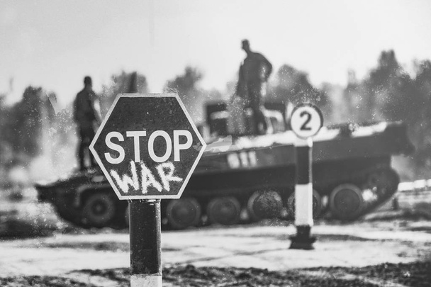 Badge creativo - Stop guerre. Concetto - nessuna guerra, fermi operazioni militari, pace mondiale. Stop segno di guerra sullo sfondo di attrezzature militari
. - Foto, immagini