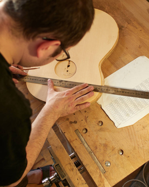 Marking and Pasting of footer and brace to the soundboard of classical guitar. - Fotó, kép
