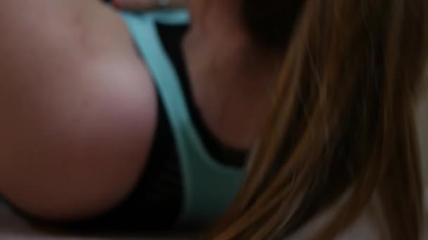 Een vrouw doet sit ups of crunches voor een training ALT - Video