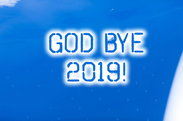 Fogalmi kézzel írásban mutatja Isten bye 2019. Üzleti fotó bemutatják kifejezni jókívánságait, amikor búcsúznak, vagy a tavalyi év végéig. - Fotó, kép