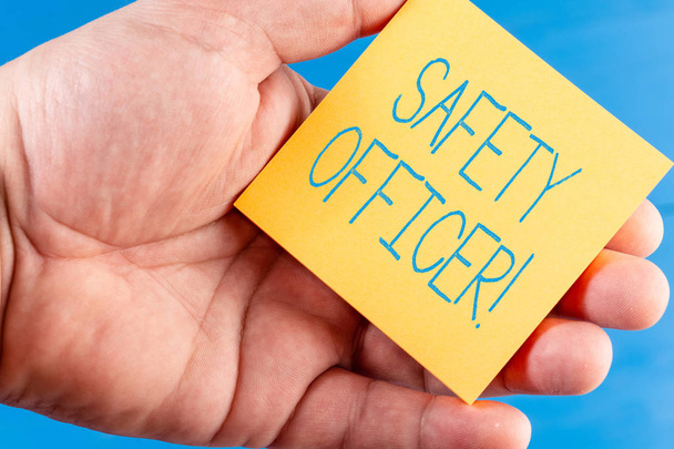 Tekst pisma ręcznego Safety Officer. Koncepcja oznaczająca odpowiedzialność za zapewnienie bezpieczeństwa. - Zdjęcie, obraz