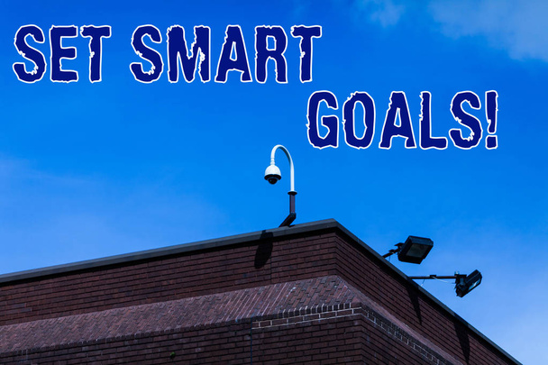 Pisząc notatkę pokazującą Set Smart Goals. Lista pokazów zdjęć biznesowych, aby wyjaśnić swoje pomysły skupić wysiłki mądrze wykorzystać czas. - Zdjęcie, obraz